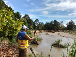 Kadis PUPR Kolaka Utara Tinjau Dua Titik Rawan Banjir, Siapkan Langkah Normalisasi Sungai 4