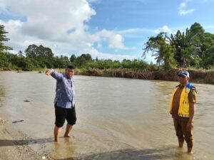Kadis PUPR Kolaka Utara Tinjau Dua Titik Rawan Banjir, Siapkan Langkah Normalisasi Sungai 11