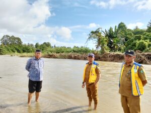 Kadis PUPR Kolaka Utara Tinjau Dua Titik Rawan Banjir, Siapkan Langkah Normalisasi Sungai 15