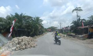 Material Proyek Menumpuk Hingga Badan Jalan di Ujung Bawang, Pengendara Mengeluh 2