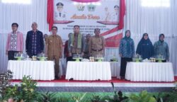 Sekretaris Daerah Kabupaten Kolaka Utara, Dr. Taupiq S., M.M bersama Ketua tim penilai lomba.LM.Syab'an Hidayat Rasjid,S.S.TP dan tamu undangan di acara Lomba Evaluasi Perkembangan Desa Tahun 2024 di Desa Saludongka ( foto Diskominfo Kolut)