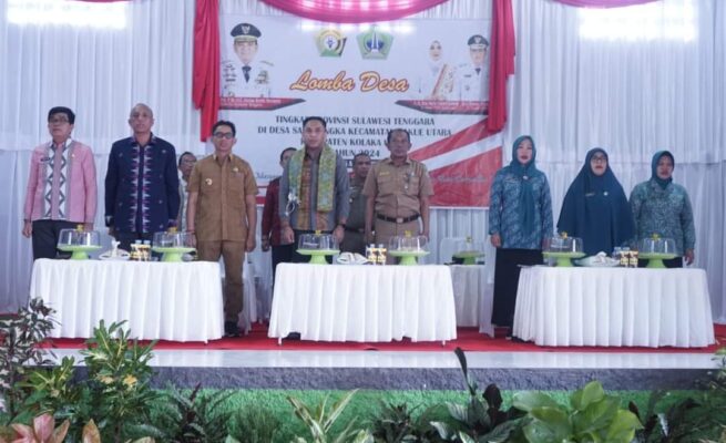 Sekretaris Daerah Kabupaten Kolaka Utara, Dr. Taupiq S., M.M bersama Ketua tim penilai lomba.LM.Syab'an Hidayat Rasjid,S.S.TP dan tamu undangan di acara Lomba Evaluasi Perkembangan Desa Tahun 2024 di Desa Saludongka ( foto Diskominfo Kolut)