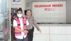 Ket : Foto penahanan tersangka debitur oleh Kejari Medan