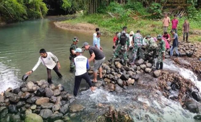 Warga Aceh Utara Sambut Baik Bantuan Personil TNI, Perbaiki Embung Pengairan Milik Warga