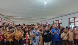 Ratusan siswa/siswi SMPN 12 Satar Mese pose bersama usai mengikuti kegiatan yang diinisiasi oleh Densus 88, Jumat (10/10/2025).