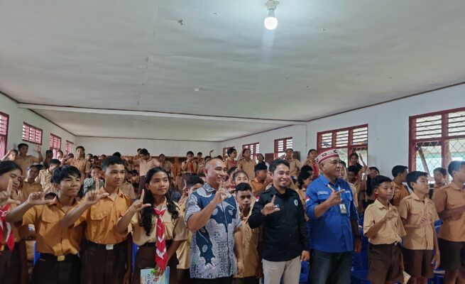 Ratusan siswa/siswi SMPN 12 Satar Mese pose bersama usai mengikuti kegiatan yang diinisiasi oleh Densus 88, Jumat (10/10/2025).