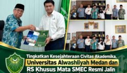 Medan, SumutMerdeka.id - Universitas Alwashliyah Medan Medan terus memperluas jejaring kemitraan strategis guna meningkatkan mutu pelayanan kesehatan civitas akademika sekaligus memperkuat pelaksanaan Tri Dharma Perguruan Tinggi. Komitmen tersebut ditandai dengan penandatanganan Perjanjian Kerja Sama (PKS) antaraUniversitas Alwashliyah Medan Medan dan Rumah Sakit Khusus Mata SMEC (Sumatera Eye Center) di Kampus Universitas Alwashliyah Medan Medan. Kemitraan ini mencakup pelayanan kesehatan mata secara menyeluruh bagi jajaran pimpinan, dosen, tenaga kependidikan (staf), hingga seluruh mahasiswaUniversitas Alwashliyah Medan Medan. Selain itu, kedua belah pihak bersepakat untuk berkolaborasi dalam agenda edukasi kesehatan serta program pengabdian kepada masyarakat. Tiga Pilar Utama Sinergi Kampus dan Rumah Sakit Melalui kerja sama strategis ini,Universitas Alwashliyah Medan Medan dan RS Khusus Mata SMEC berkomitmen untuk saling mendukung pada tiga pilar utama: Pelayanan Kesehatan Mata: Pemenuhan akses pemeriksaan, perawatan, hingga tindakan medis mata yang komprehensif bagi seluruh civitas akademika Universitas Alwashliyah Medan Medan. Edukasi dan Literasi Kesehatan: Penyelenggaraan kegiatan sosialisasi, seminar, dan penyuluhan kesehatan mata secara berkala di lingkungan kampus. Pengabdian kepada Masyarakat: Kolaborasi kegiatan sosial seperti bakti sosial pemeriksaan mata gratis hingga skrining katarak bagi masyarakat luas. Dihadiri Jajaran Pimpinan Kedua Lembaga Prosesi penandatanganan PKS berlangsung hangat dan khidmat. Dari pihak Universitas Alwashliyah Medan Medan, hadir langsung Rektor Prof. Dr. Saiful Akhyar Lubis, M.A., didampingi Wakil Rektor 1 Yumira Simamora, M.Pd., Kepala Biro Dedy Suheri, M.Pd., Kepala Bagian Kerja Sama dan Promosi Iskandar Zulkarnain, S.Pd., M.Hum., serta Kepala Bagian Humas Joharsyah, S.H., M.H. Sementara itu, jajaran pimpinan RS Khusus Mata SMEC diwakili oleh Direktur Operasional Abrar, S.Kep., Ners., M.K.M., bersama Yus Adi Tama dari Divisi Marketing, Pardamean Nasution dari Divisi BPJS, serta Rizka Ramadhana Barus sebagai Marketing Asuransi. Wujudkan Lingkungan Kampus Sehat Dalam sambutannya, Rektor Universitas Alwashliyah Medan Medan Prof. Dr. Saiful Akhyar Lubis, M.A., menyampaikan apresiasi tinggi atas terjalinnya kolaborasi ini. Ia menekankan bahwa kesehatan mata merupakan faktor penting dalam menunjang kelancaran proses belajar-mengajar. "Kerja sama ini tidak hanya memberikan nilai tambah bagi pimpinan, dosen, staf, dan mahasiswa dalam hal jaminan pelayanan kesehatan mata, tetapi juga memperkuat peran kampus dalam pengabdian masyarakat bersama RS Khusus Mata SMEC," ujar Prof. Saiful. Pada kesempatan yang sama, Direktur Operasional RS Khusus Mata SMEC, Abrar, S.Kep., Ners., M.K.M., menegaskan kesiapan pihaknya dalam memberikan fasilitas dan layanan terbaik, baik melalui jalur umum, BPJS Kesehatan, maupun penjaminan asuransi. "Kami siap menyinergikan seluruh potensi layanan di RS SMEC untuk mendukung kesehatan mata civitas akademika Universitas Alwashliyah Medan Medan serta menyukseskan program-program edukasi dan pengabdian masyarakat secara berkelanjutan," ungkap Abrar. Melalui penandatanganan kerja sama ini, hubungan kolaboratif antara Universitas Alwashliyah Medan Medan dan RS Khusus Mata SMEC diharapkan dapat memberikan dampak positif yang berkelanjutan bagi dunia pendidikan tinggi dan kesehatan masyarakat Sumatra Utara.